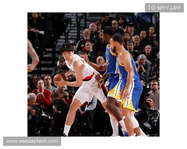 勇士在关键时刻逆转雷霆以121-118取得胜利展现强大韧性与团队合作精神