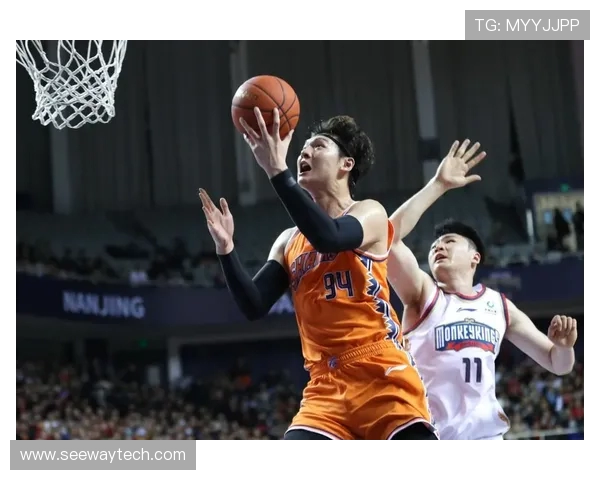 山东男篮与福建男篮激战正酣谁能在这场对决中笑到最后